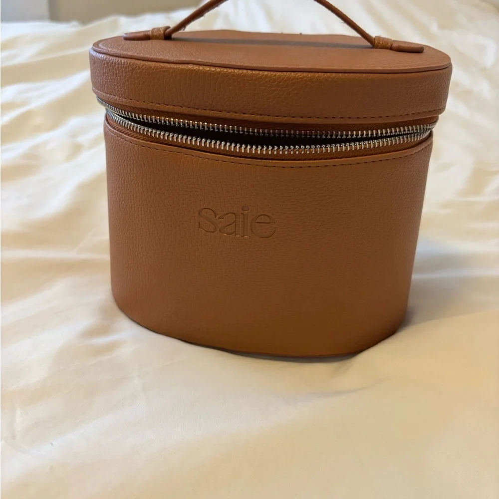 Saie Vanity Case Makeup Bag/ Travel
Cosmetic Bag -Brown . PRICE IS FIRM - Picture 10 of 15